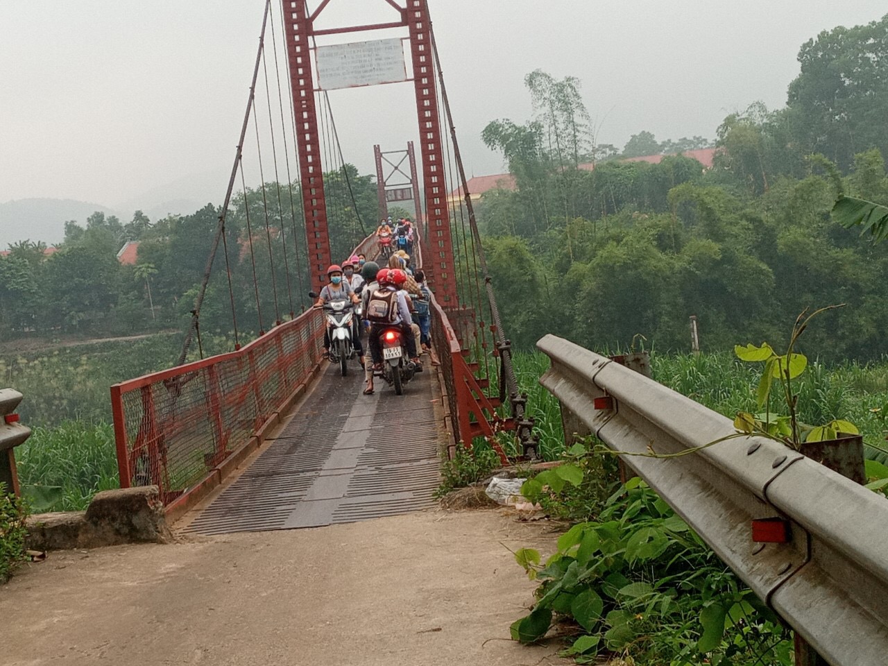 Nguy hiểm rình rập từ cầu treo Vô Tranh